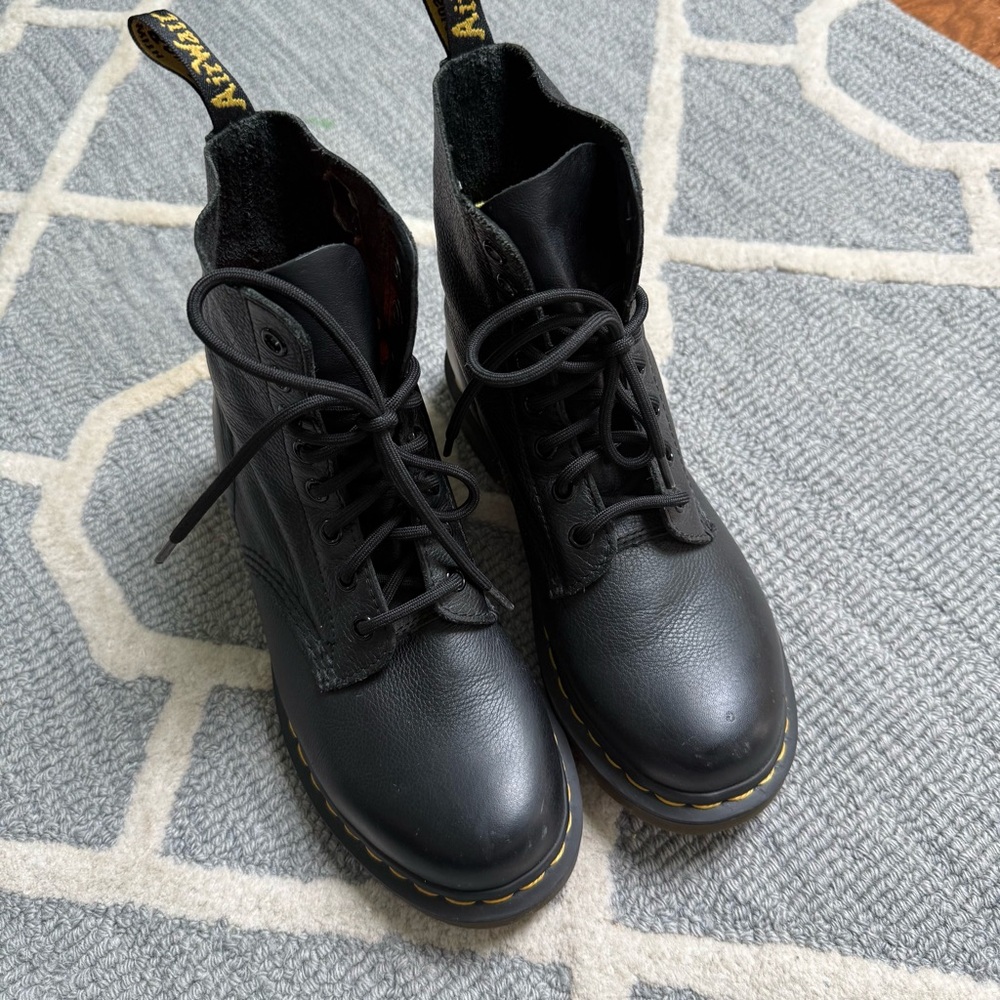 Dr. Martens 1460 Pascal Boot (Women) size 7
Black Leather Lace-Up Boots